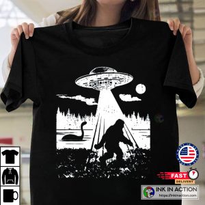 Bigfoot Real Sasquatch Funny Bigfoot Hiking Yeti LochNess Monster Ufo Alien Tshirt 1