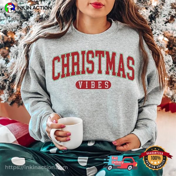 Retro Christmas Vibes Basic T-Shirt