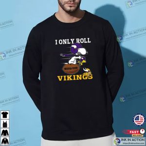 Snoopy And Woodstock, I Only Roll With The Minnesota Vikings T-shirt
