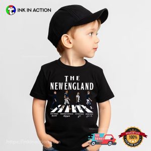 The New England Walking Road Signatures Drake Maye Football T-shirt 1 InkInAction.com